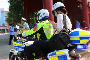 暖心！高考首日上午27名考生受到鄭州交警幫助
